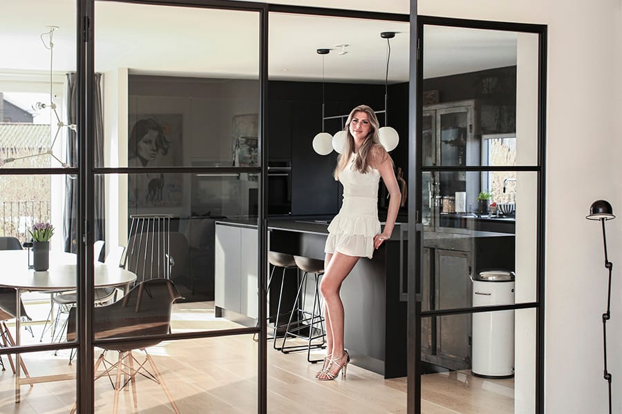 Autentisk portrett av en kvinne som utstråler trygghet og profesjonalitet i et skandinavisk inspirert miljø