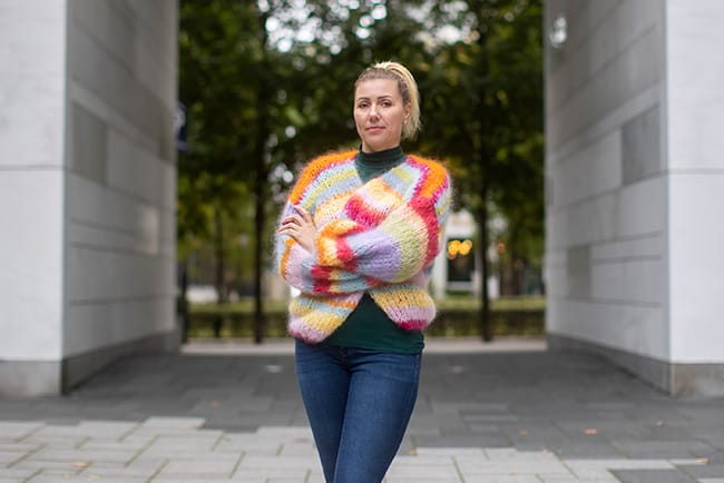 Kvinne i en koselig og varm outfit under en skandinavisk utendørs fotoshoot i Oslo, som utstråler autentisk og profesjonell merkevarebygging