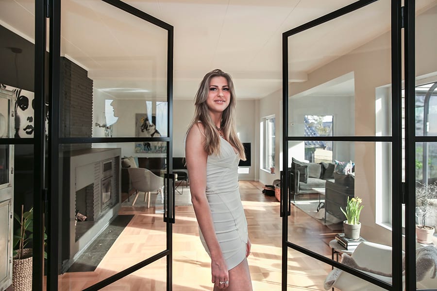 Naturlig og avslappet kvinne i en lys, moderne setting, perfekt for personlig merkevarebygging