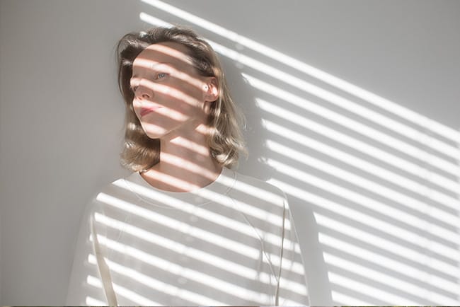 Profilbilde av en profesjonell norsk kvinnelig fotograf, i en naturlig og autentisk positur, ideelt som profesjonelt profilbilde for business og visuelt innhold